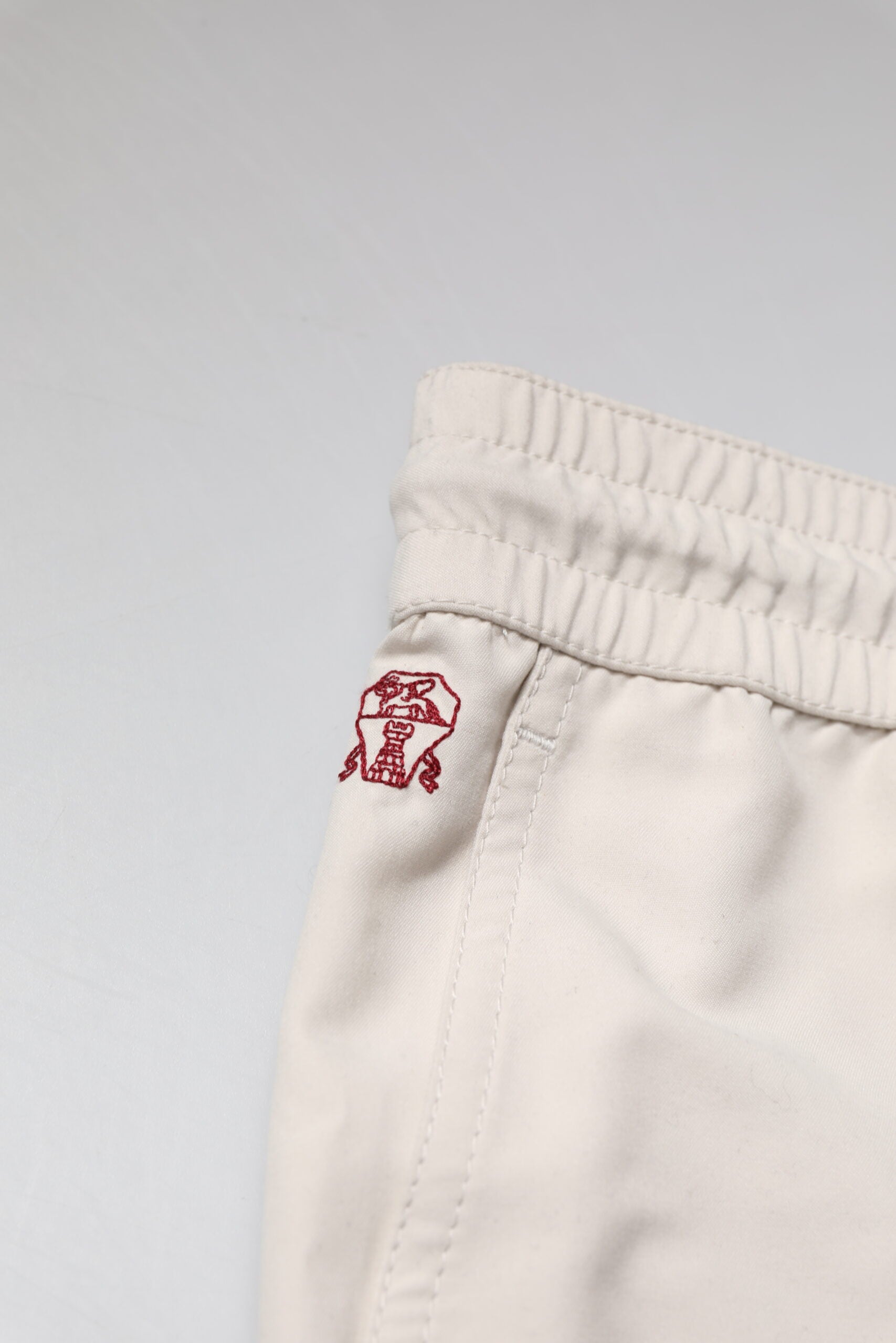 Bermuda masculina com logo off-white Brunello Cucinelli e shorts de moletom