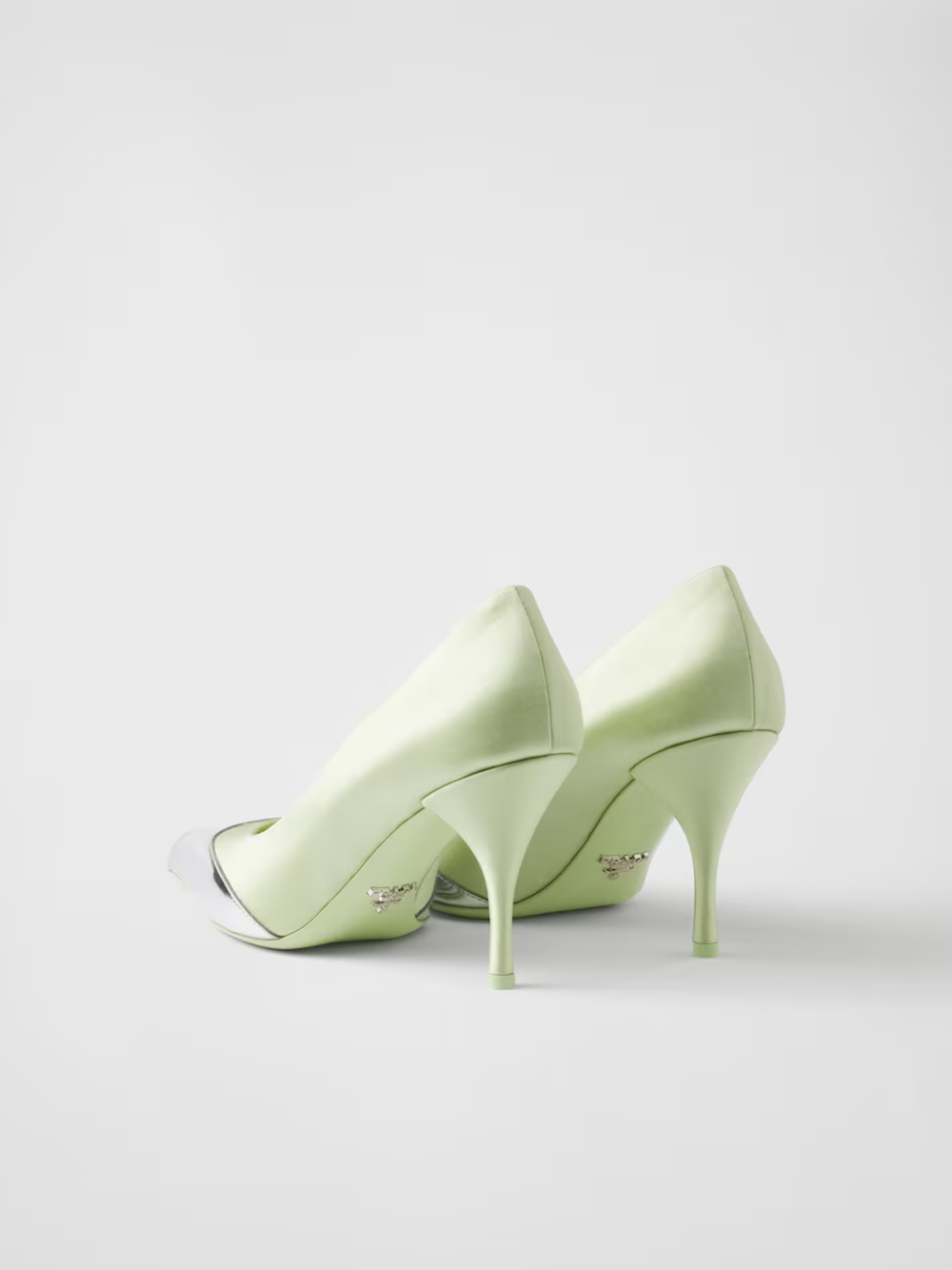 Sapatos Prada de cetim e couro metálico