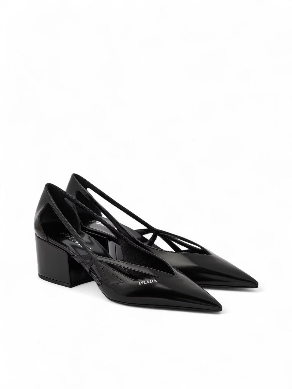 Sapatos Prada de couro preto com recortes 55