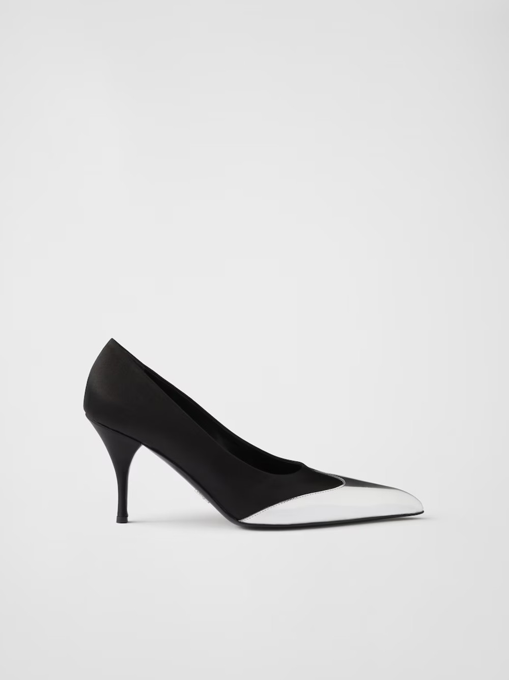 Sapatos Prada de couro preto acetinado e prata metálico