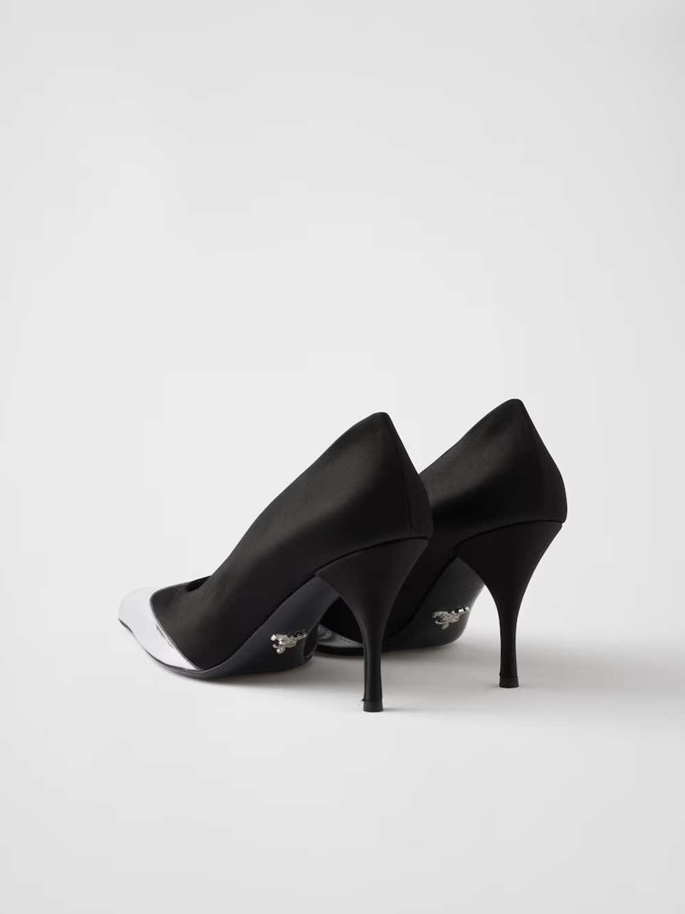 Sapatos Prada de couro preto acetinado e prata metálico