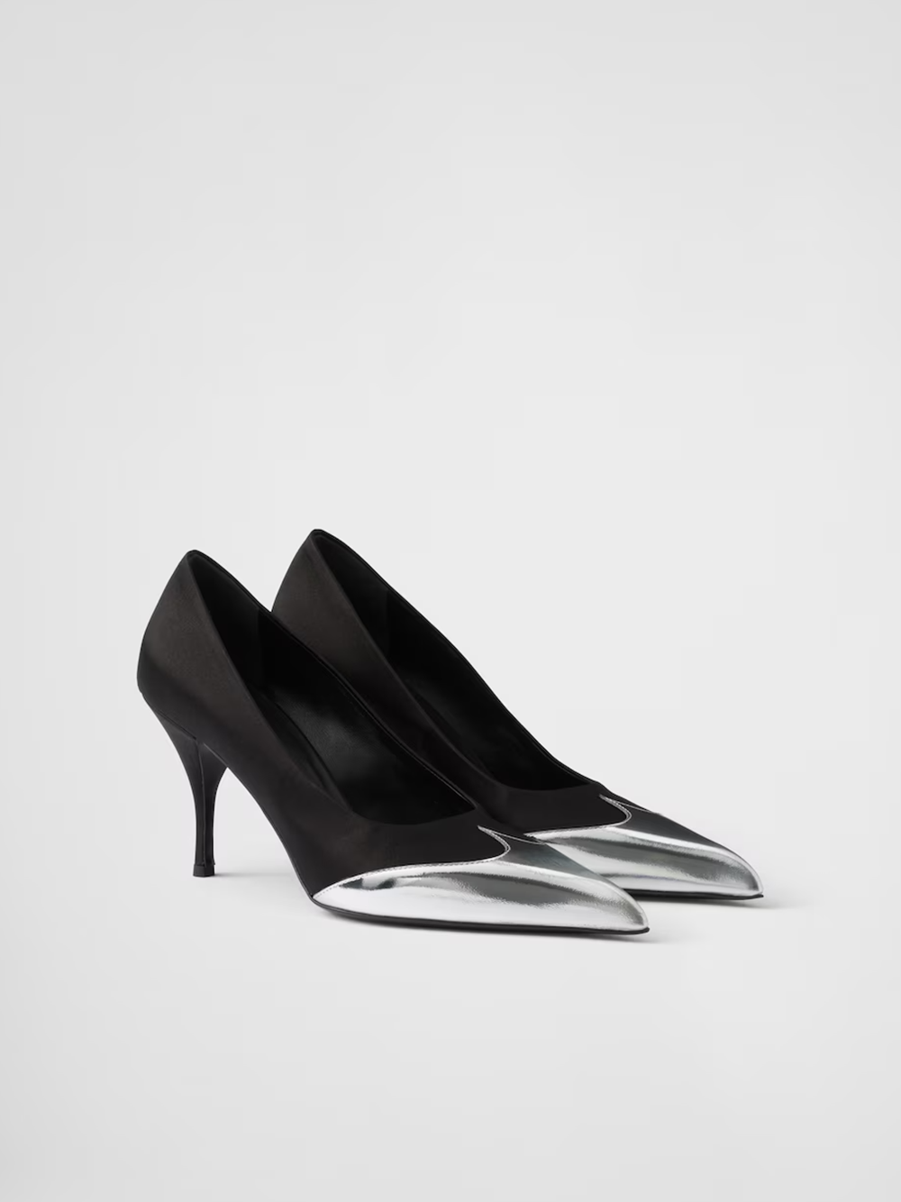 Sapatos Prada de couro preto acetinado e prata metálico