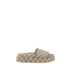 Sandálias plataforma com padrão Gucci GG