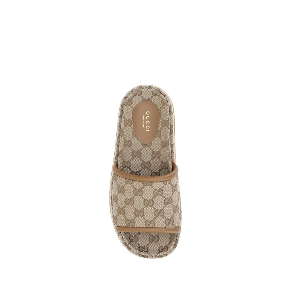 Sandálias plataforma com padrão Gucci GG