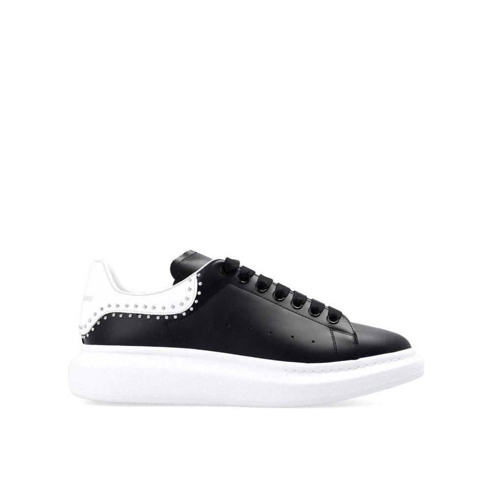 Tênis oversized Alexander McQueen com tachas