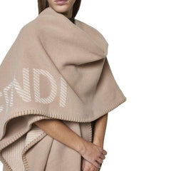 Poncho Fendi de lã e cashmere