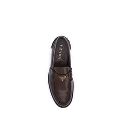Mocassins Prada com placa triangular
